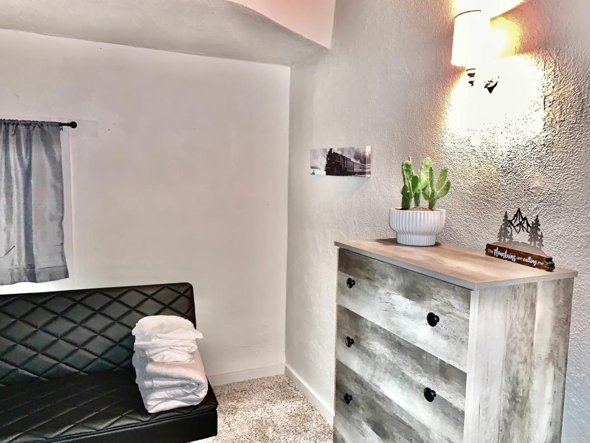Newly Renovated Cozy Home Minutes From Broadmoor And Downtown Колорадо Спрингс Екстериор снимка